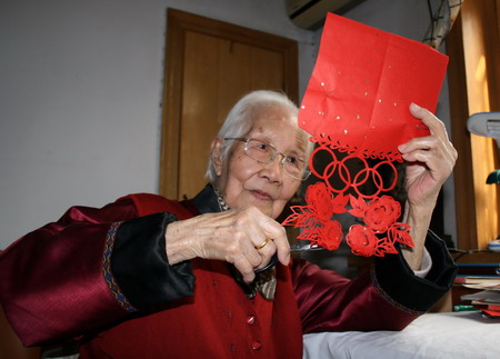 组图:96岁老人学外语制剪纸剪出奥运人生