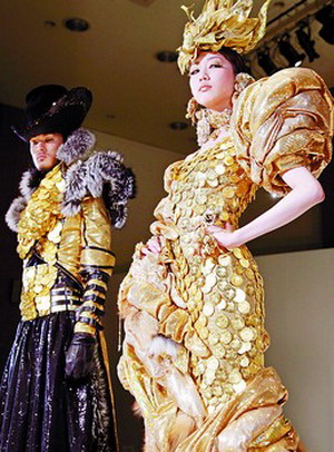 日本展出金币点缀的礼服