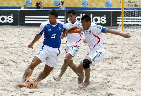 组图:沙滩足球世界杯:巴西胜墨西哥