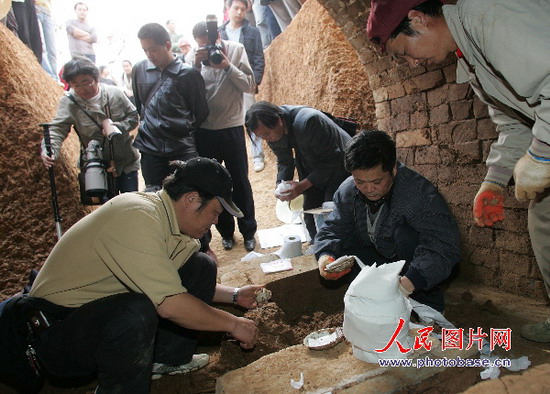 组图:武汉江夏二妃寝古墓出土24件明代陶瓷宝