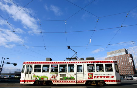 组图:日本函馆电车叮当90余载 (3)