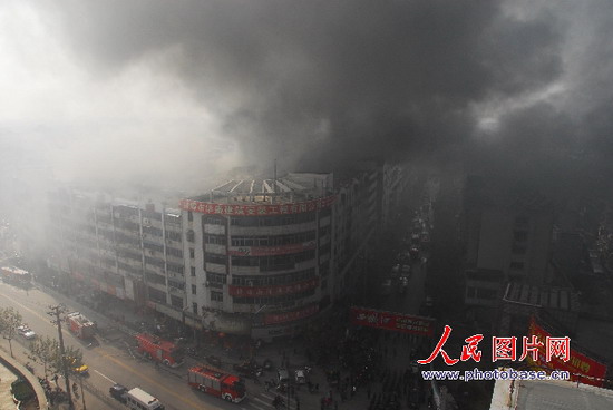 安徽蚌埠市区最大批发市场发生大火 持续燃烧