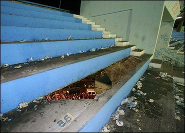 巴西足球场看台发生坍塌 致8名球迷死亡