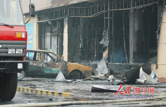 组图:苏州一电卖场发生火灾 1人死亡2车被毁 (