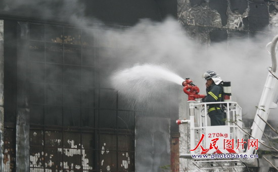 组图:苏州一电卖场发生火灾 1人死亡2车被毁 (