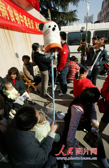 组图:南京一儿童医院装修 孩子户外打点滴 (3)