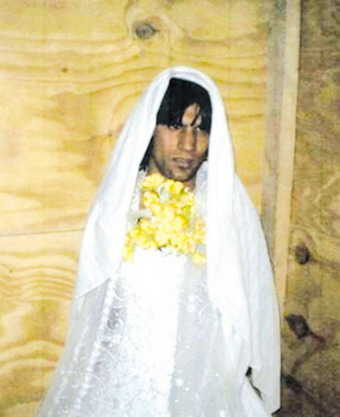 伊恐怖分子身披婚纱逃跑 留胡子新娘 被逮