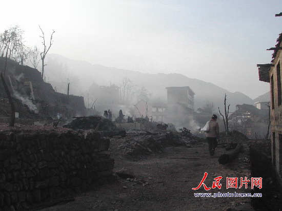 组图:贵州剑河发生村寨火灾 现场一片惨景 (2)