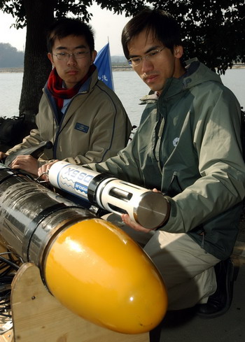 组图:仿生机器鱼巡游太湖检测水质 (2)