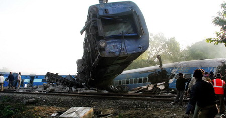 组图:印度发生火车脱轨事故