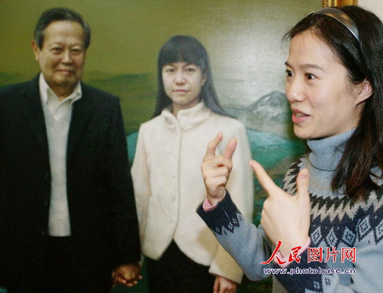 组图:杨振宁和妻子翁帆做客南京大学 (6)