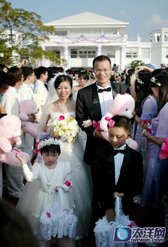 组图:广州大学24对教师集体婚礼 学生夹道送祝