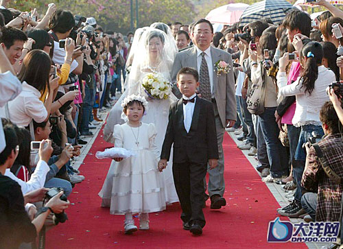 组图:广州大学24对教师集体婚礼 学生夹道送祝福