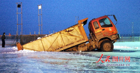 组图:哈尔滨一货车陷入冰窟 (2)