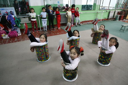 组图:小学生学杂技