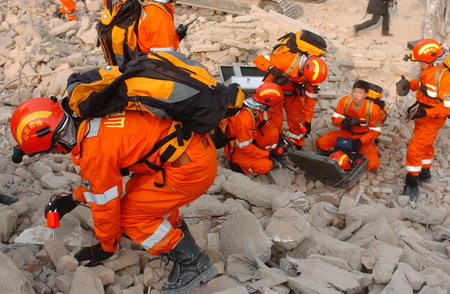 组图:山西省地震紧急救援队举行地震灾害演练