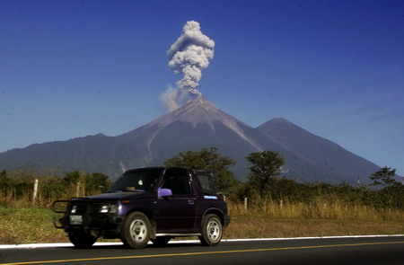 组图:危地马拉富埃戈火山出现喷发迹象