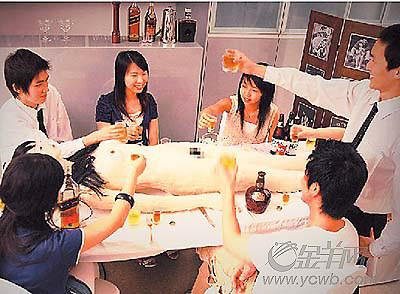 组图:网络现吃人宴<em>图片</em> <em>男女</em>围坐吃尸体 (3