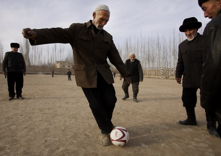 组图:新疆阿图什老年农民足球队