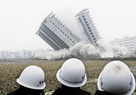 武汉两高楼爆破挑起摇摆舞