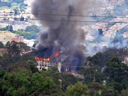 组图:哥伦比亚陆军一武器库发生连环爆炸