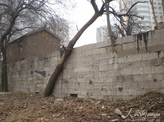 组图:周围已成垃圾场 徐州古城墙面临被拆毁 (