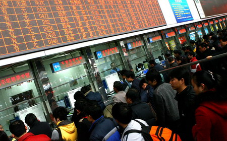 上海火车站春运铁路增加80个售票窗口