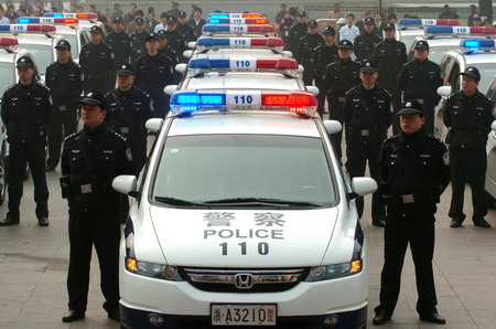 杭州警察展示新上岗的警用110巡逻车