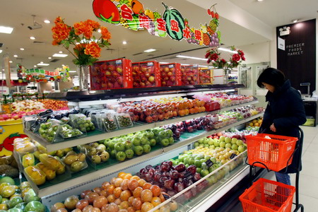 顾客在上海一家大型超市的台湾宝岛水果