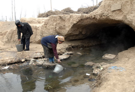 组图:新疆地下长城坎儿井亟待保护加固