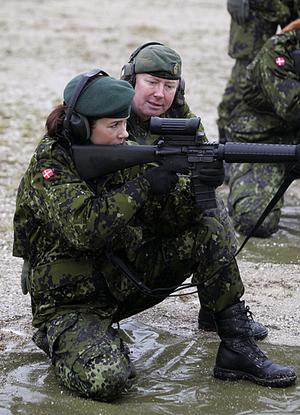 组图:丹麦王妃戴贝雷帽穿作战服参加军训