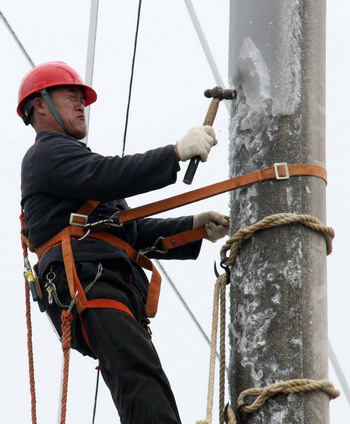 组图:贵州电力职工加紧抢修受灾供电设施