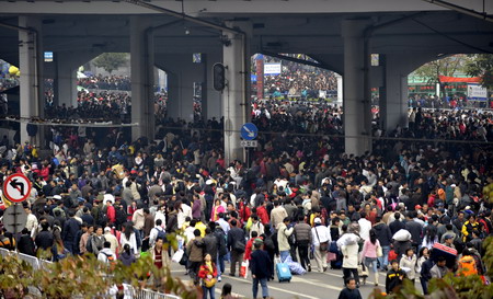 组图:广州警方封闭火车站附近道路安置旅客