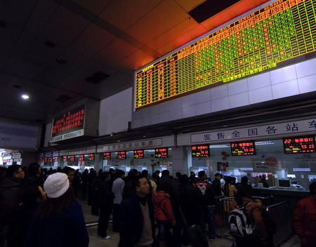 成都火车站预售期改为5天 节前车票吃紧