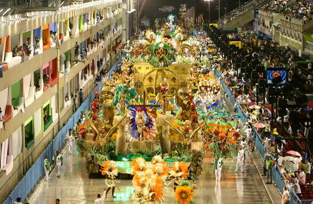 一辆花车在巴西里约热内卢狂欢节上表演