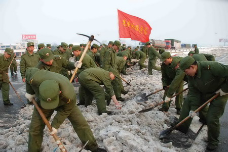 组图:记抗击冰雪中的临汾旅