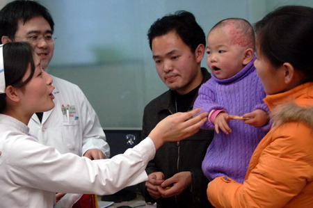 组图:西安贫困烧伤幼女痊愈出院