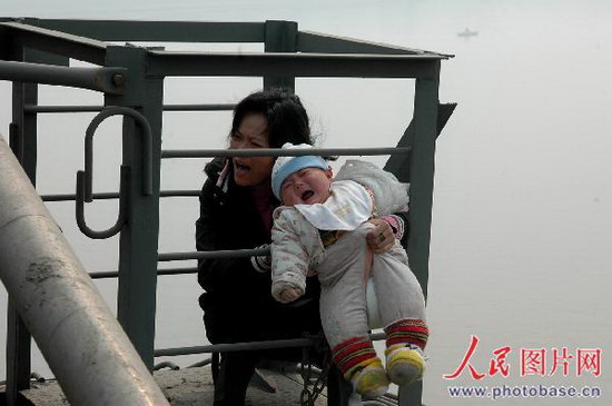 组图:武汉<em>长江</em>二桥上一<em>女子</em>怀抱婴儿欲轻生 (3