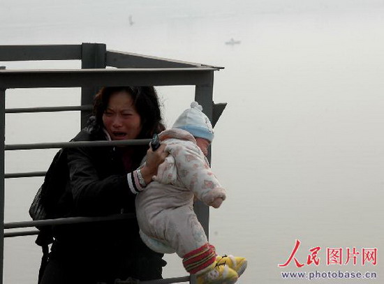 组图:武汉<em>长江</em>二桥上一<em>女子</em>怀抱婴儿欲轻生 (2
