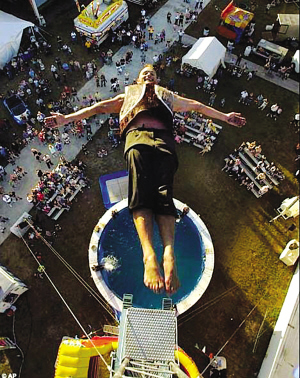 玩24米高空跳水 亡命表演惊呆观众