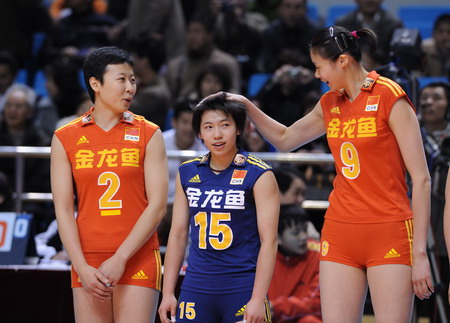 中国女排队员冯坤(左)