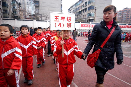 贵阳市小河区第一实验小学的学生们到校上课