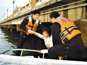 外省少女跳珠江 广东水警急救援