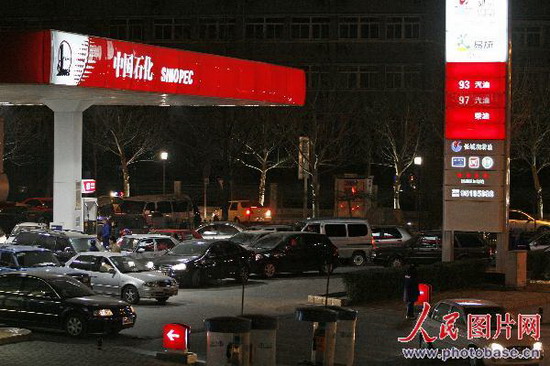 组图:北京车主轻信涨价谣言 加油站一时排队拥