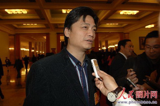 组图:政协委员崔永元接受记者采访