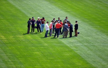 组图:国足关注中澳之战场地准备情况--图片--人