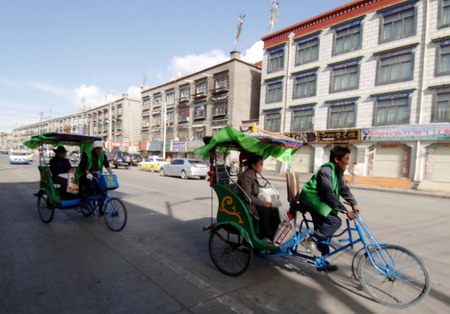 人力三轮车在拉萨北京东路上做生意