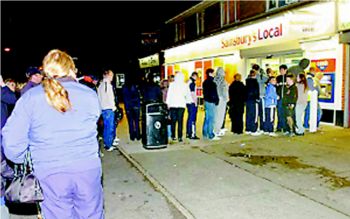 英国提款机双倍吐钱居民排队享取一送一