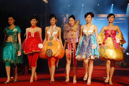 组图:中国古代服饰创新设计大赛作品亮相广州