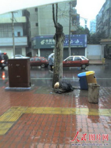 湖北襄樊:乞丐死亡街头四天无人管